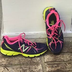 💰New Balance navy and hot pink tennis shoes.